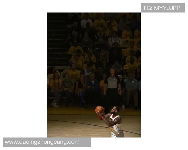 詹姆斯在比赛中膝盖受伤，骑士队内部备战调整，冲击季后赛仍充满信心